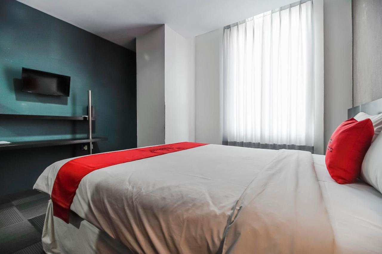 Reddoorz Premium Near Pantai Losari 2