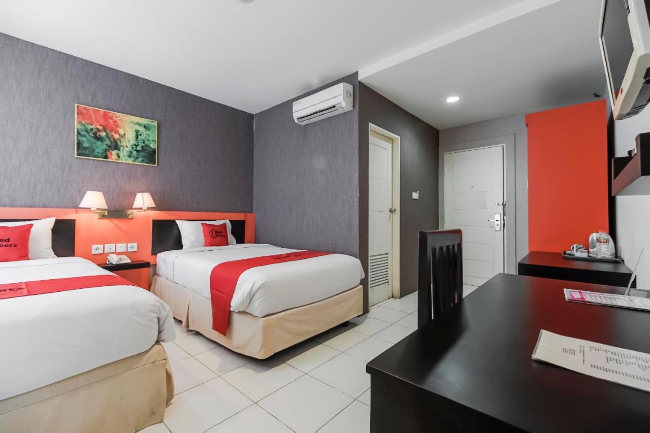 Hotel Reddoorz Premium Near Pantai Losari 2
