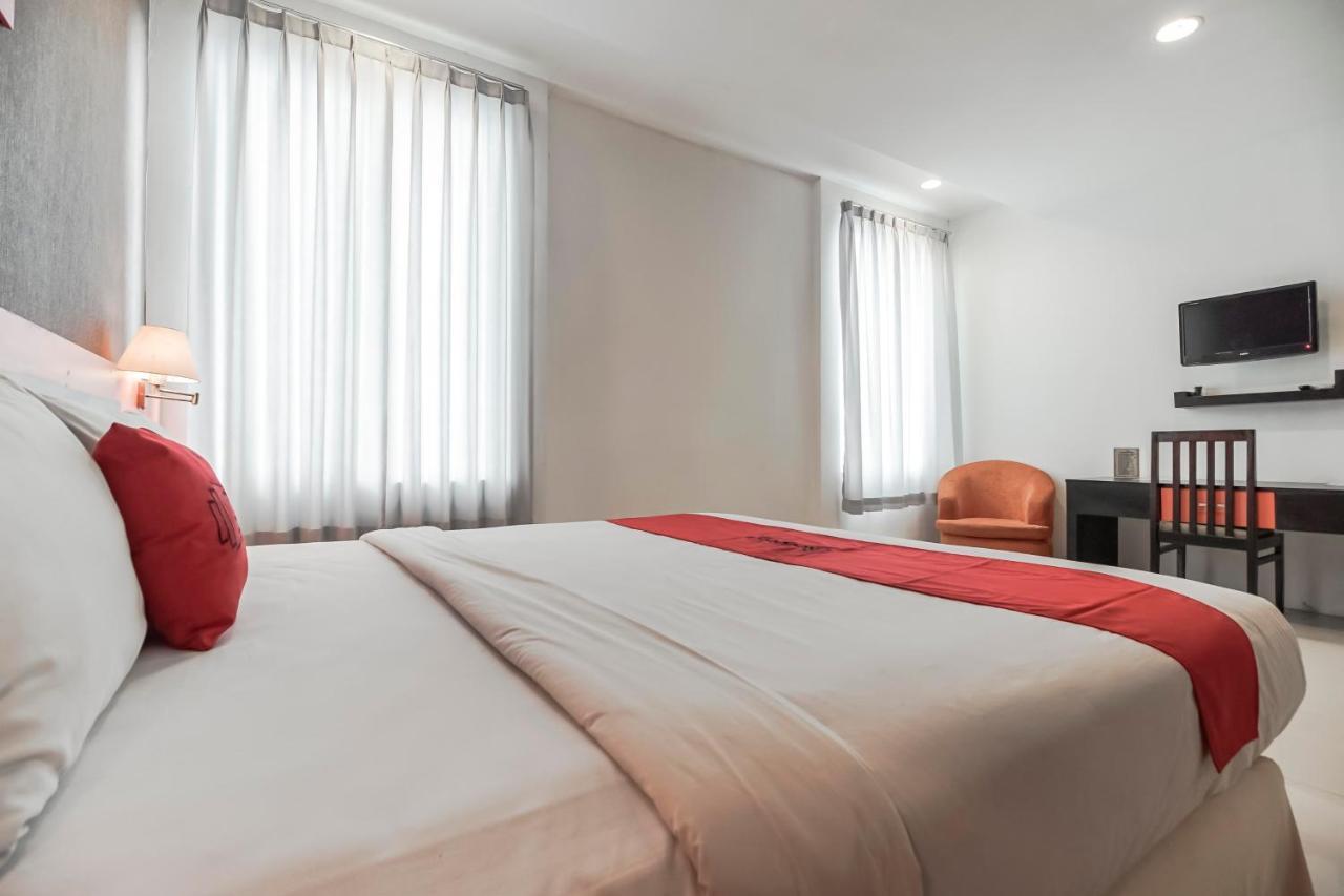 Hotel Reddoorz Premium Near Pantai Losari 2 Makassar