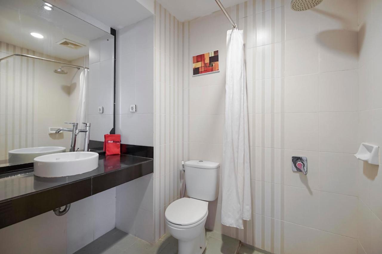 Hotel Reddoorz Premium Near Pantai Losari 2
