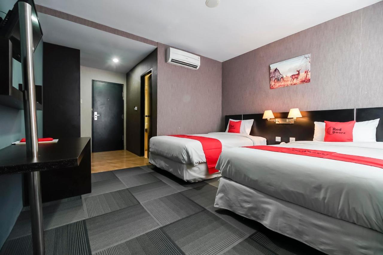 Hotel Reddoorz Premium Near Pantai Losari 2 2*