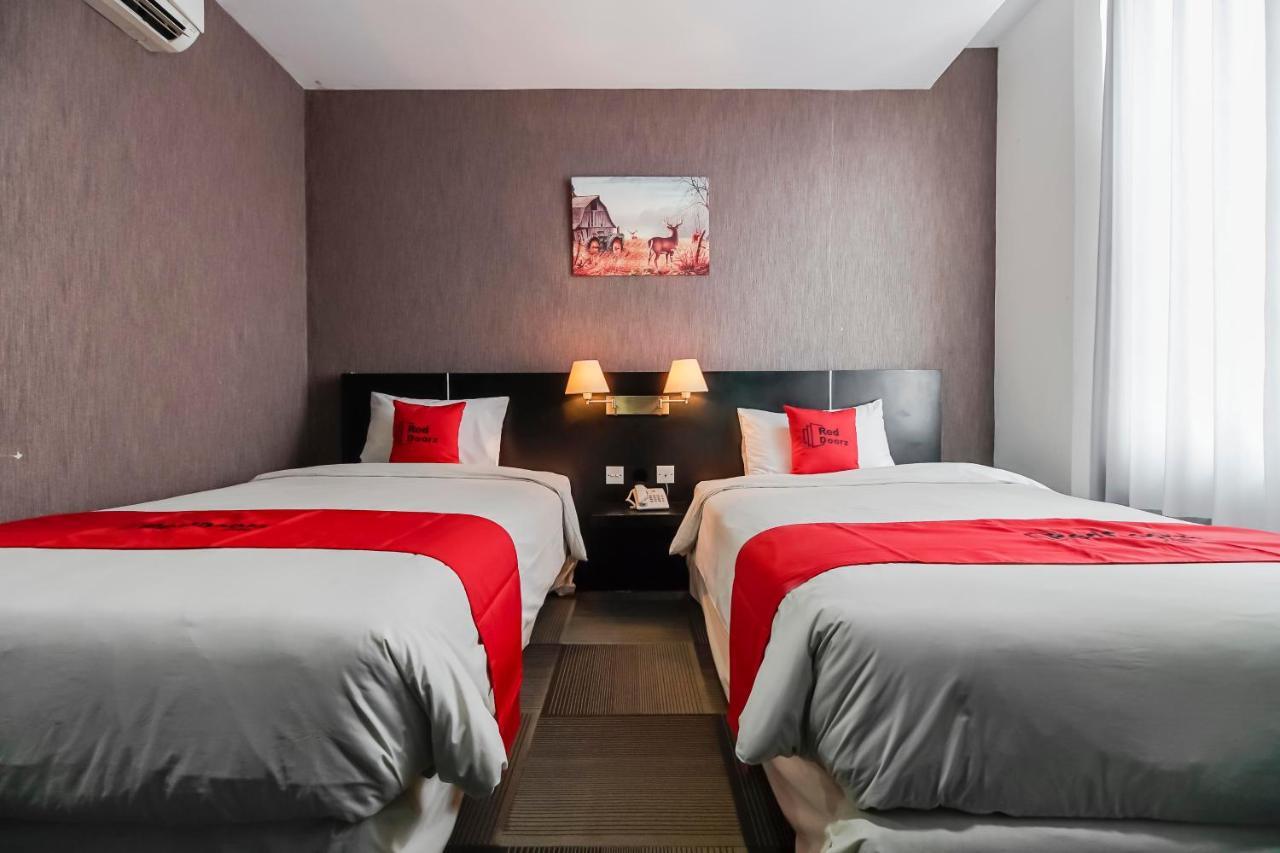 Hotel Reddoorz Premium Near Pantai Losari 2 Makassar