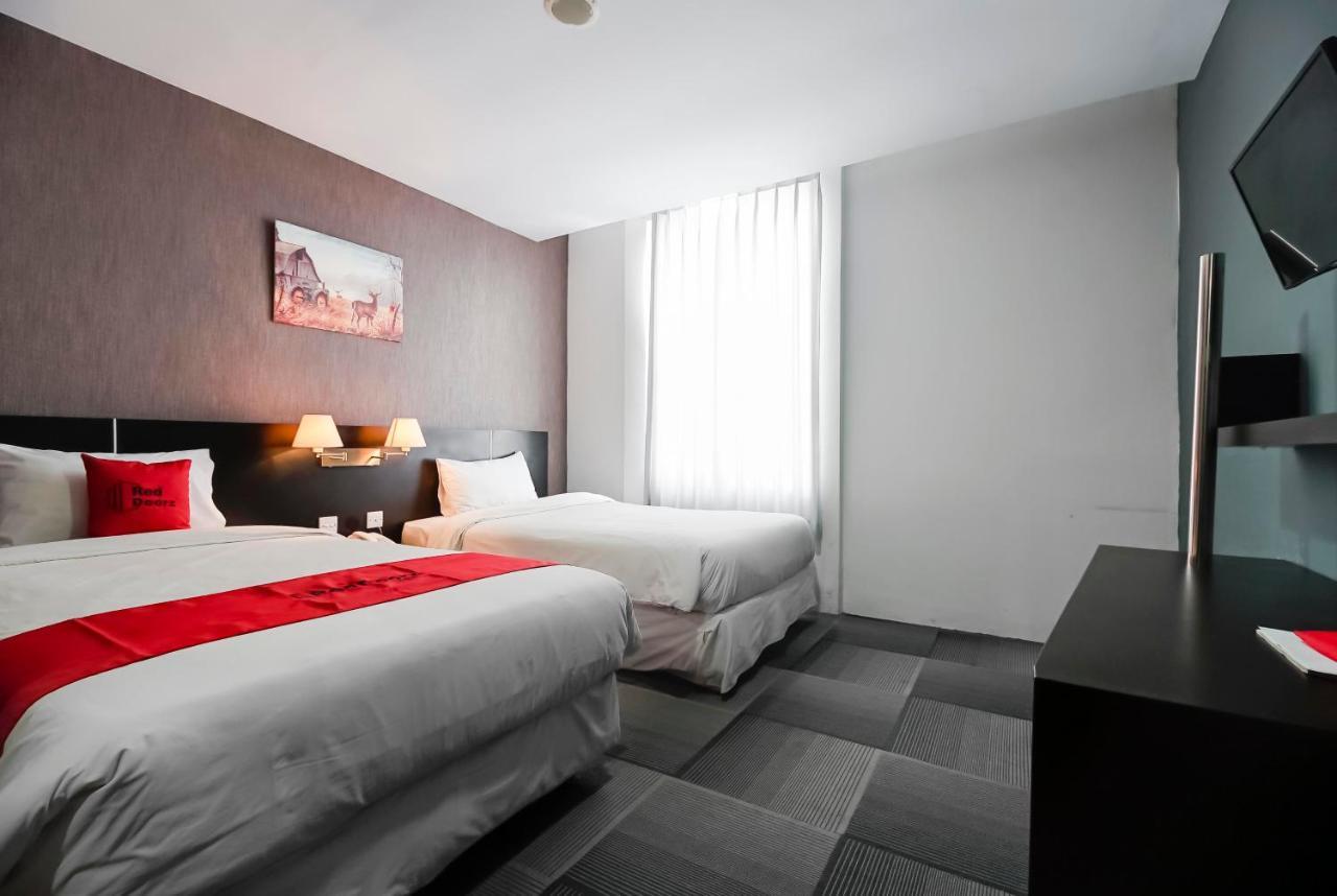 Reddoorz Premium Near Pantai Losari 2 Hotel 2*